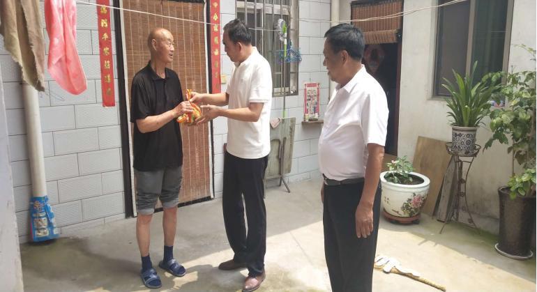端午送粽子扶贫送真情,粽子飘香迎端午真情走访暖人心