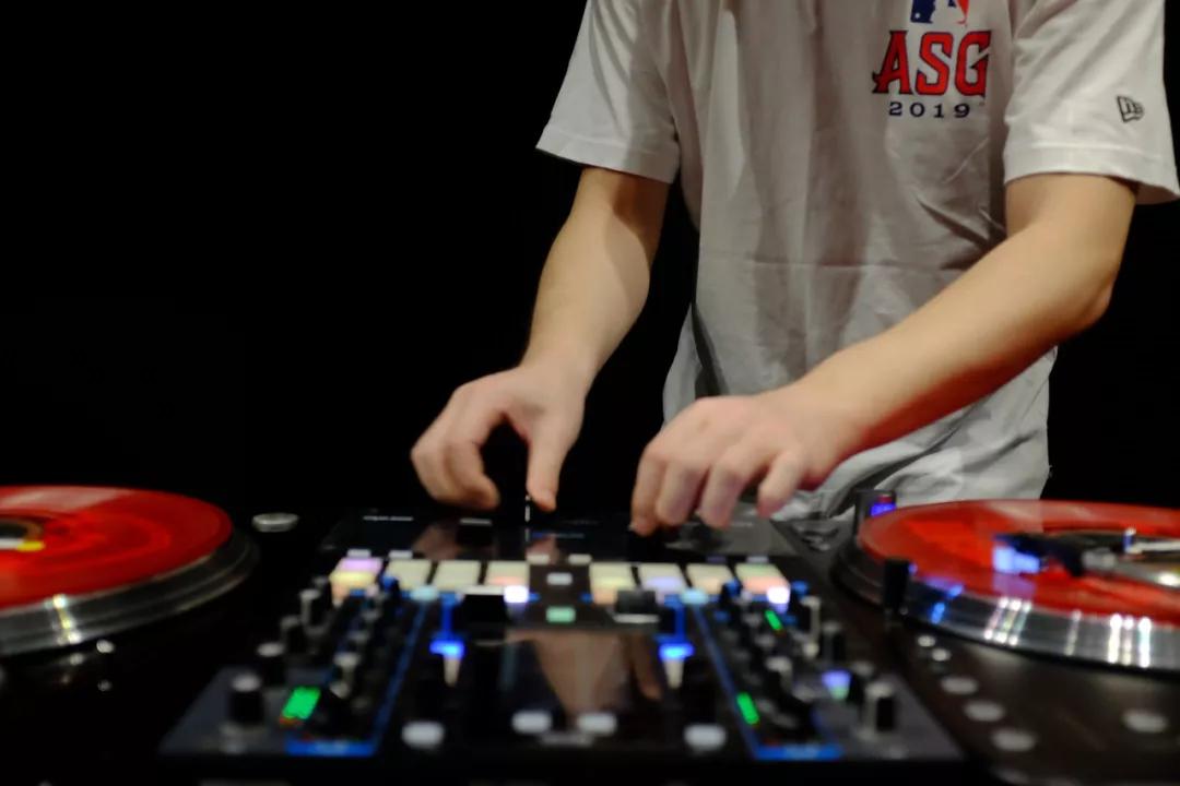 深度专访DJWINGDJWOLF,他们是和黑胶最亲密的人