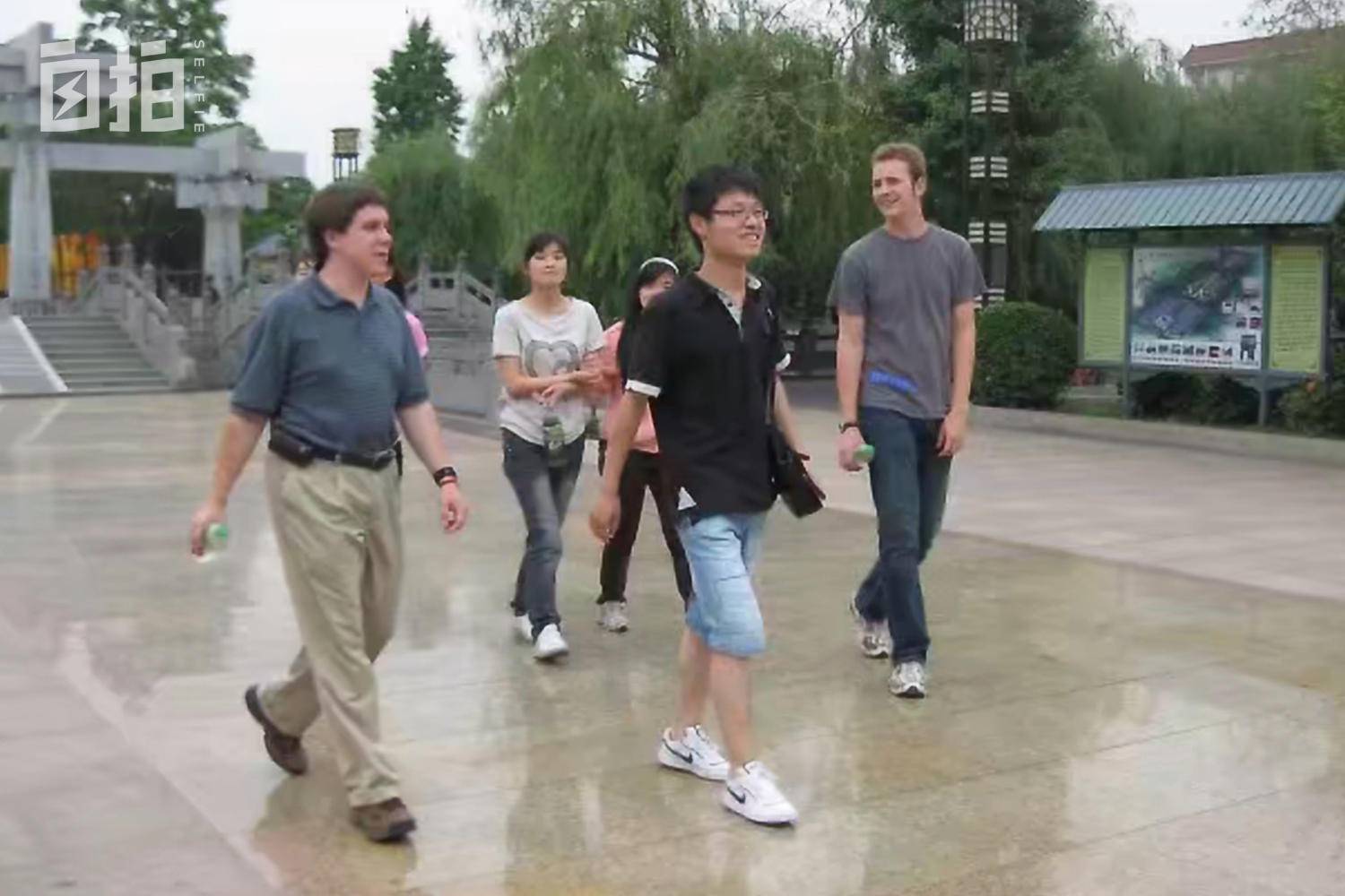 35岁中国小伙娶26岁美国妻子,八年前河南小伙娶大五岁美国妻子