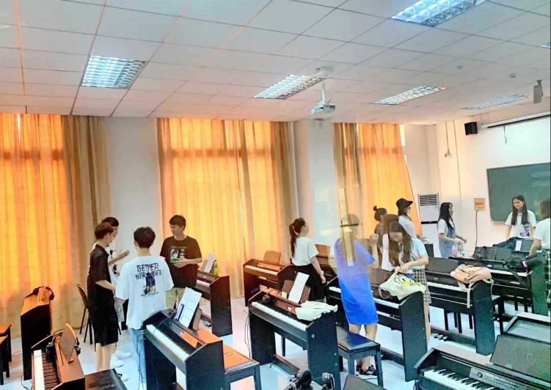 武昌这所低调的大学坐拥一线江景,教学楼窗外就是黄鹤楼