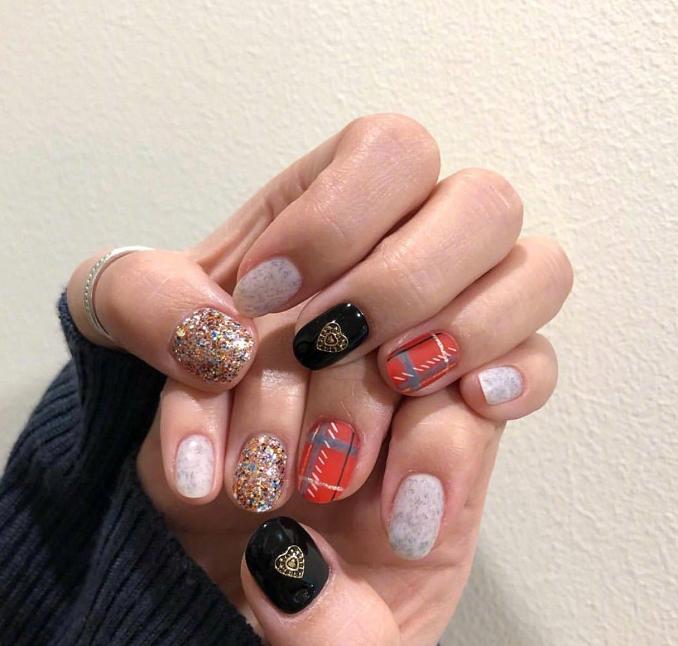 万能的亮片美甲不仅让你的指尖更出众，还会让你拥有好心情哦！