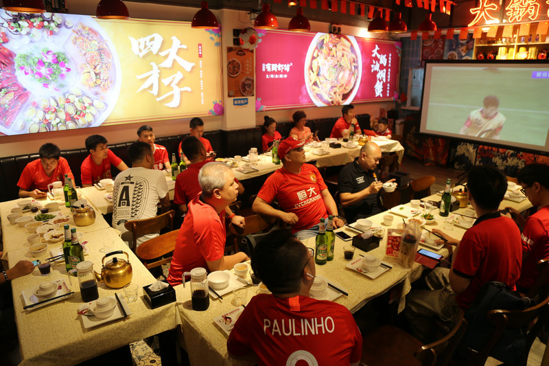 这家虾铺有搞作，在红色的海洋中剥龙虾看球，好热闹