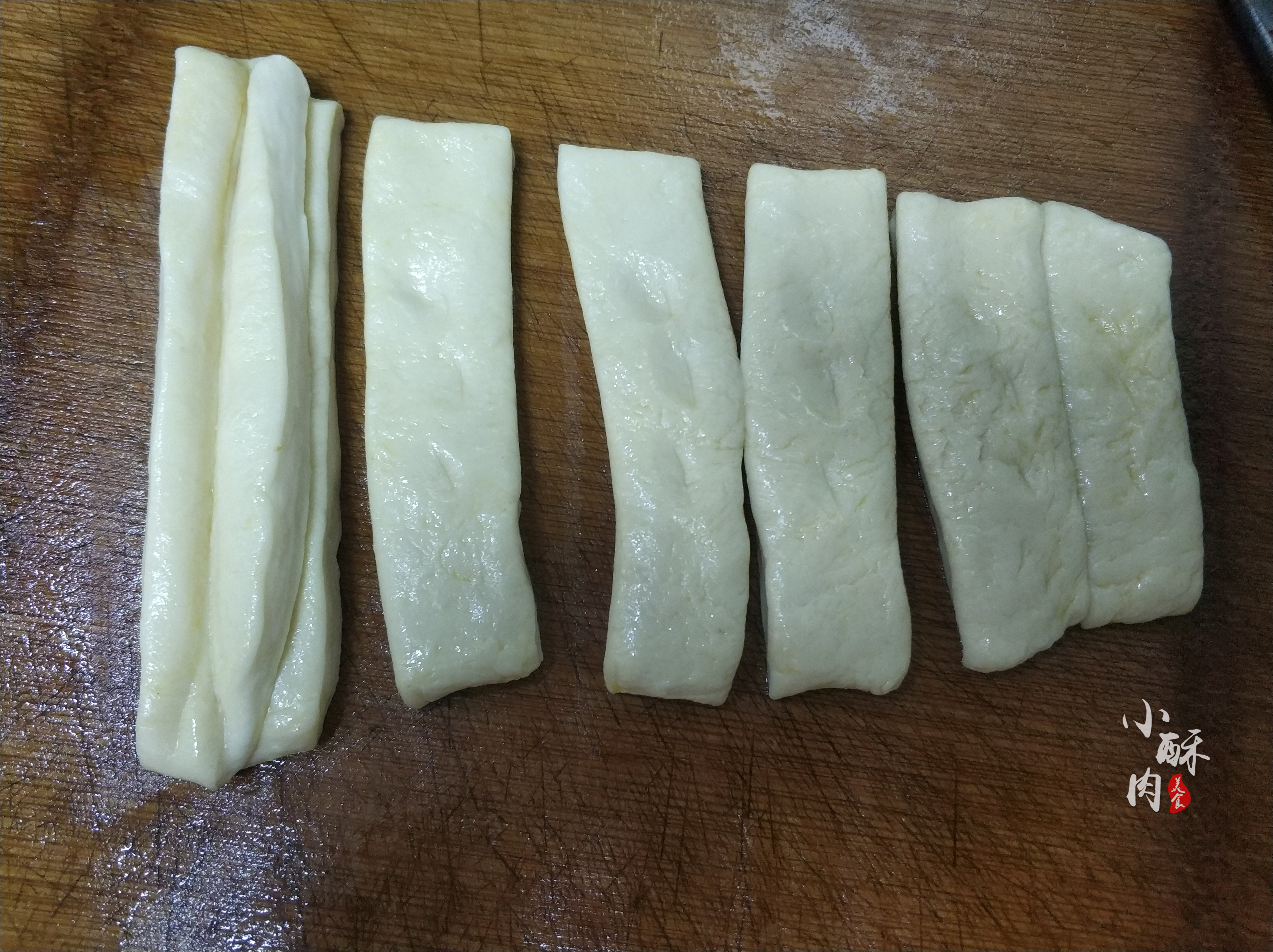 炸油条用油条蓬松剂还得加酵母吗,炸油条用油条改良剂还用加酵母吗