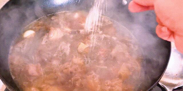 在家做一道香辣又美味的地锅鸡,在家做了一顿自己亲手做的红烧鸡