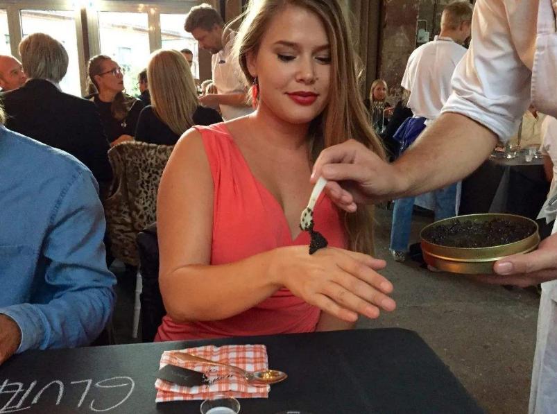 美食家怎么品尝食物,俄罗斯鱼子酱配伏特加