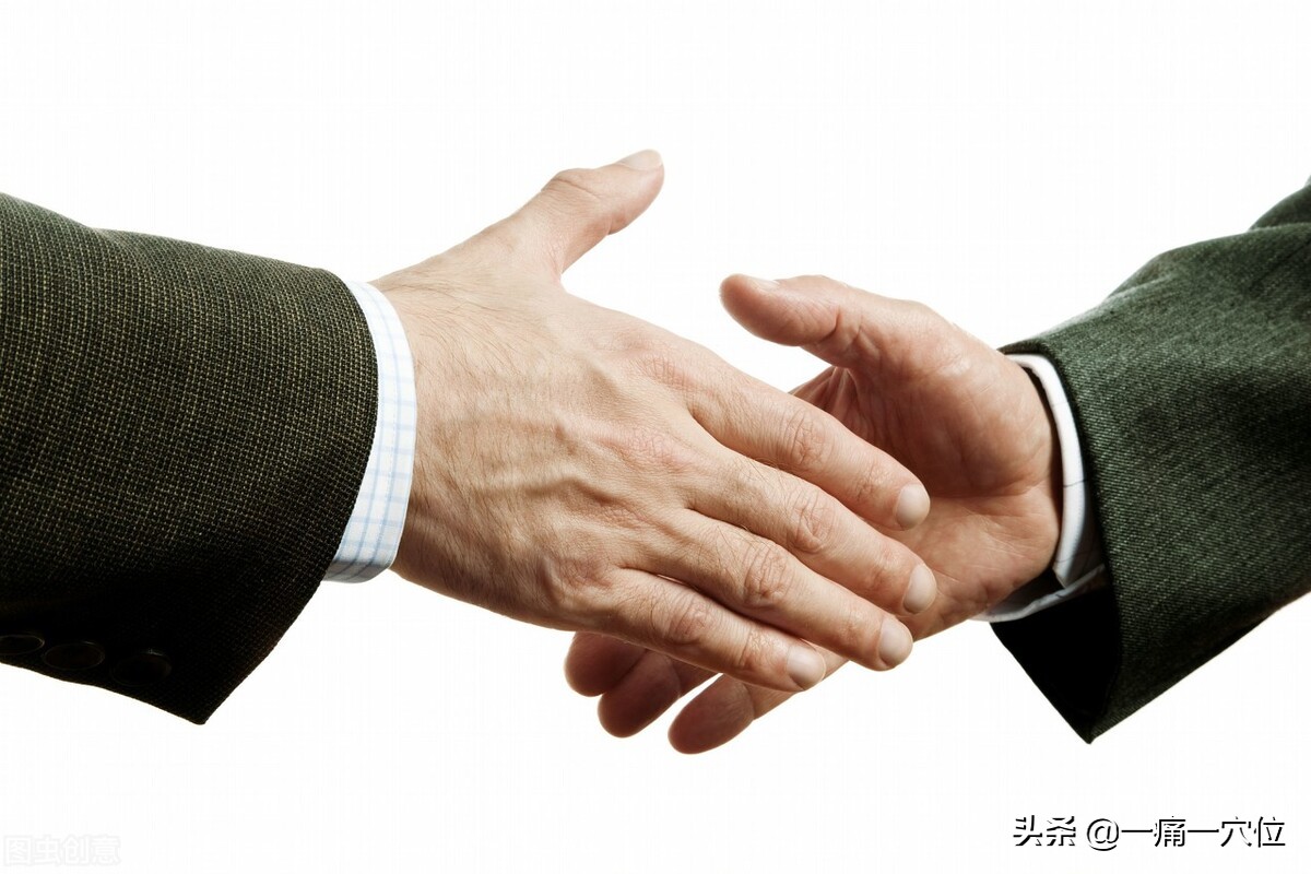 颈椎突出，手胀了怎么办？教你中医几个穴位调理，早看早受益