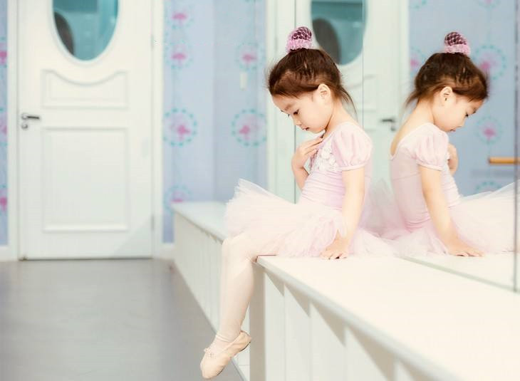 妈妈给萌娃扎五角星辫子,妈妈为女儿扎的五角星头发