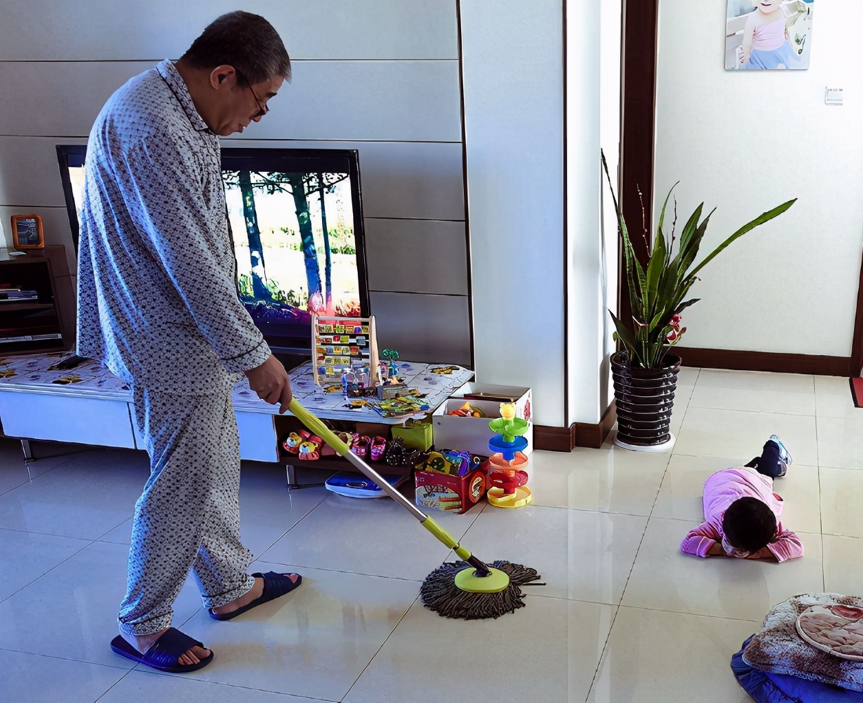 老人对待孙子和外孙子的区别在哪,老人对外孙和孙子一样吗