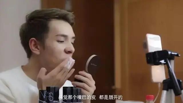 李佳琦再度上热搜:任何top都有其成为top的理由