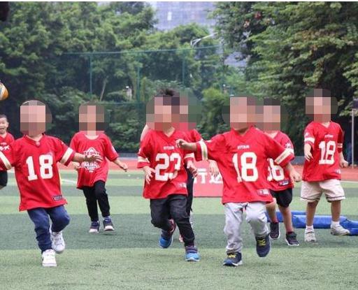 宝宝被亲脸蛋长小红点,小孩被亲了一口白色小疹子