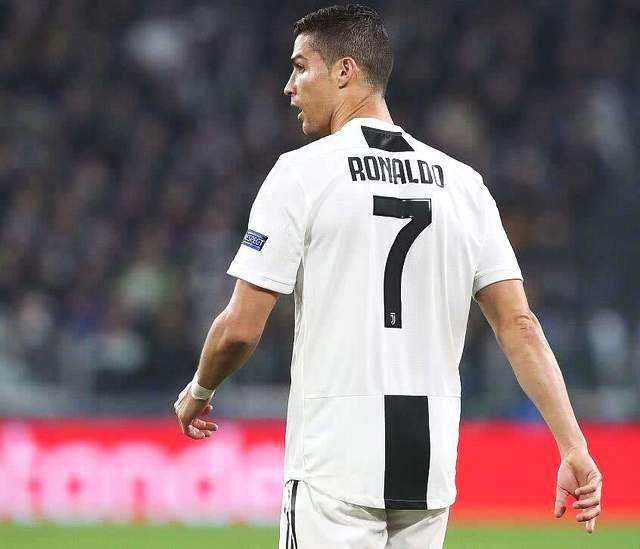 足球历史上伟大的七号c罗,足坛封神榜排名c罗