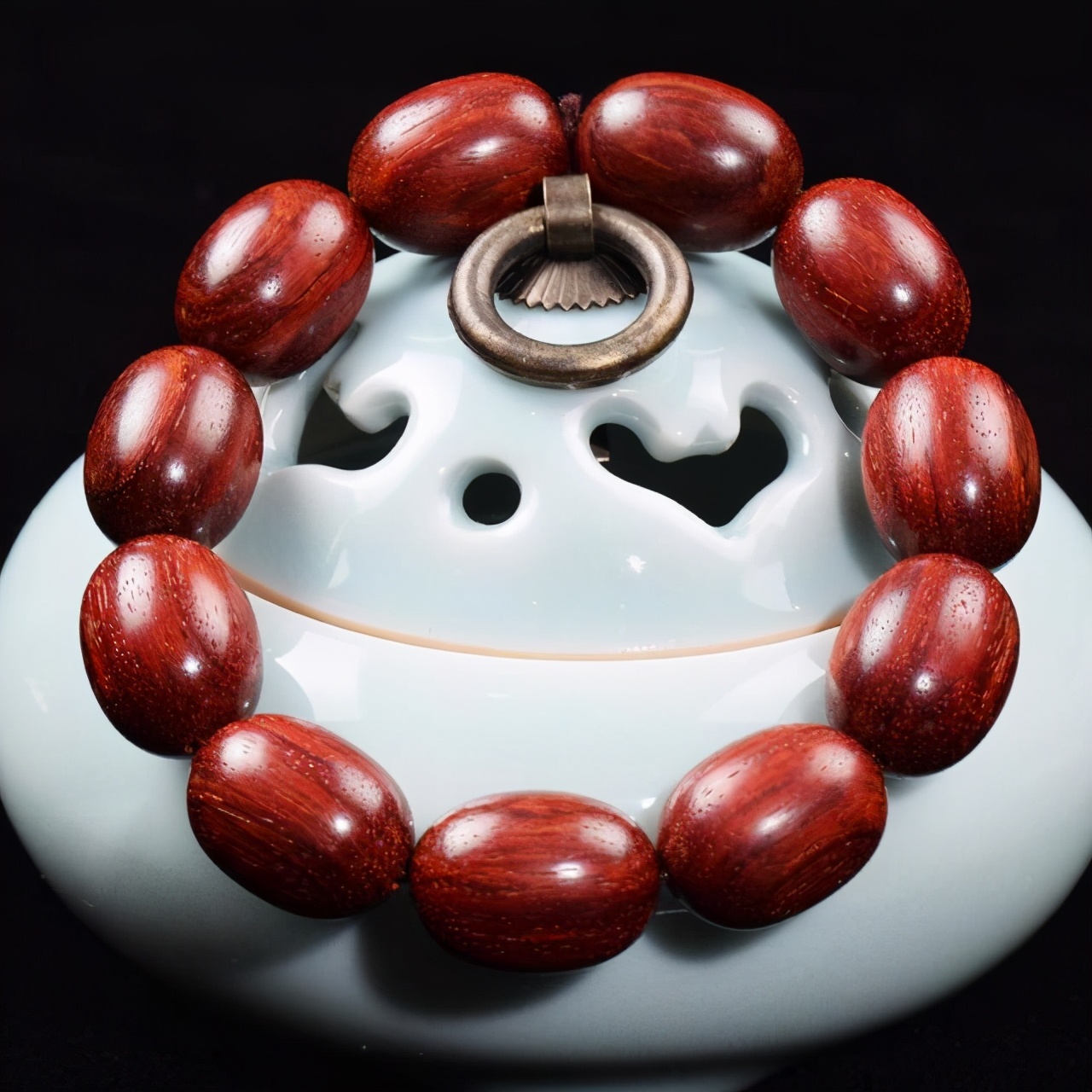 柏木手串盘玩用不用手套,沉香手串要盘玩多久可以包浆