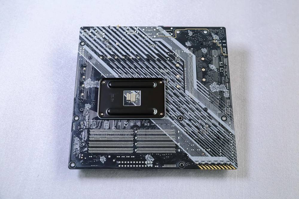 华硕b550重炮手与b550吹雪主板,华硕b550是atx大板吗