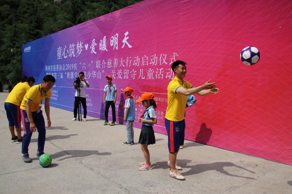 610名可爱的孩子在少华山共绘70米中华龙、千人高歌中国梦!