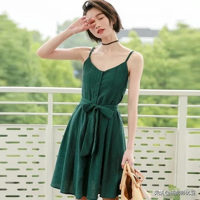 女生夏季穿吊带,内衣露出来太尴尬了吧!别怕,我有办法!