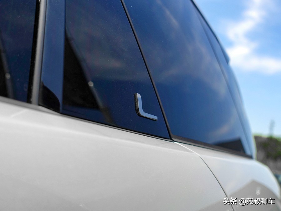 有颜值之后，空间也变得更宽敞，试驾路虎揽胜极光L