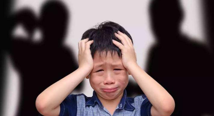 孩子粘妈妈应该怎么和孩子沟通,如何解决孩子过分黏妈妈