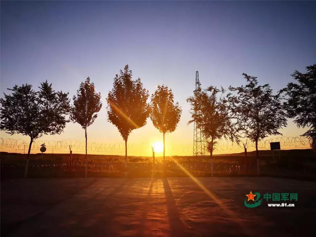 突然,女剑客发来消息