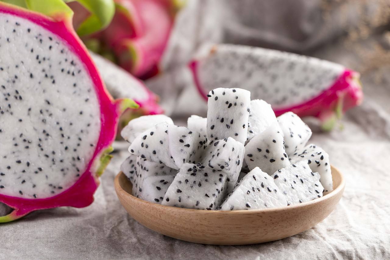 红心火龙果便宜还是白心便宜,买火龙果跟苹果