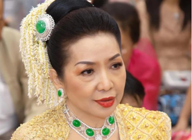 缅甸翡翠饰品大全,缅甸翡翠百万级别的翡翠