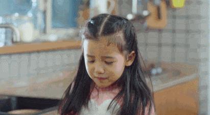 一边输液一边陪娃写作业,一边输液一边写作业