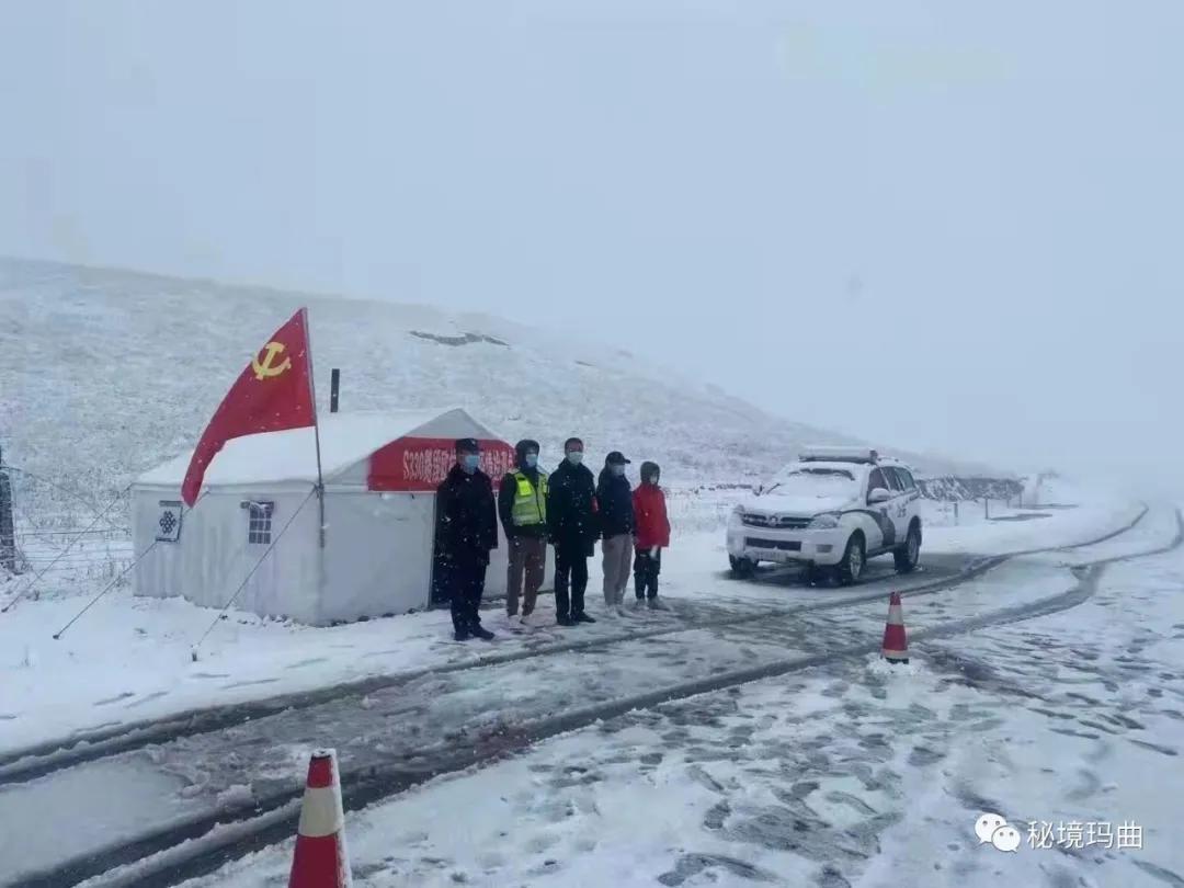 众志成城战疫情坚守岗位保平安,众志成城抗疫情慰问社区暖人心