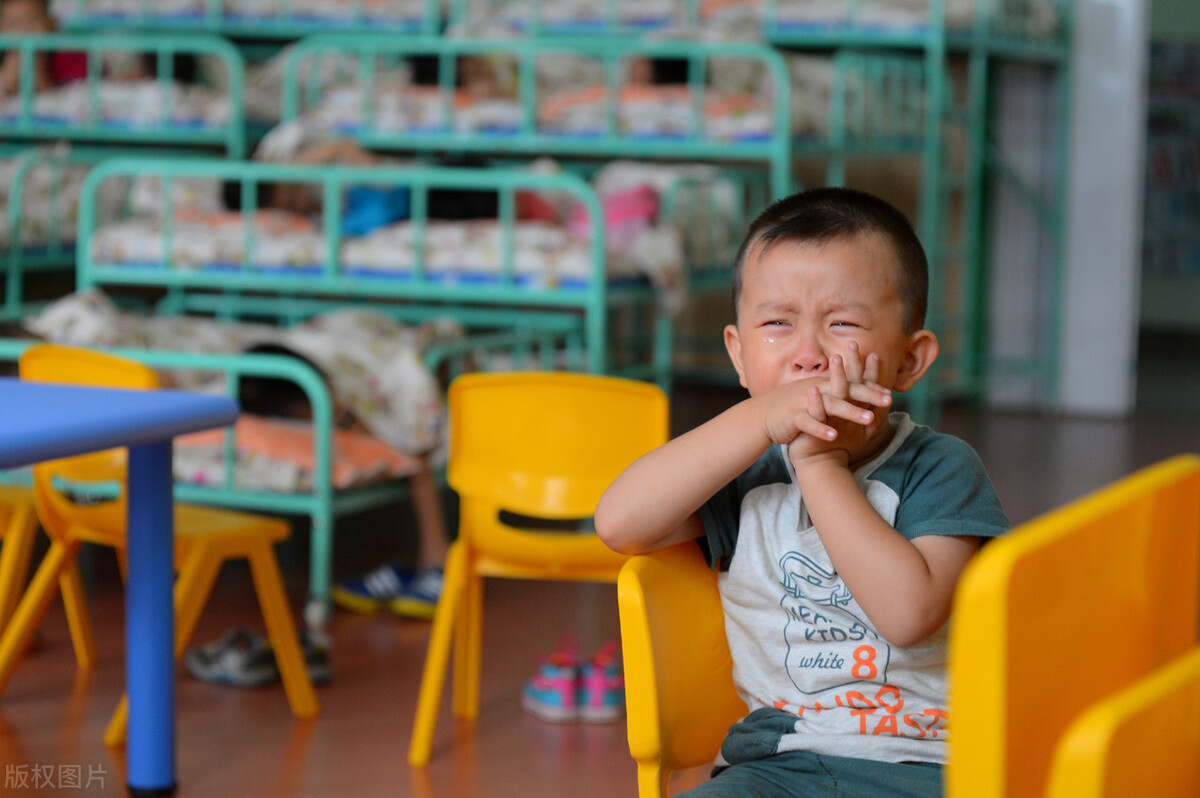 孩子感冒咳嗽到底该不该继续上学,幼儿园感冒多要不要去上学