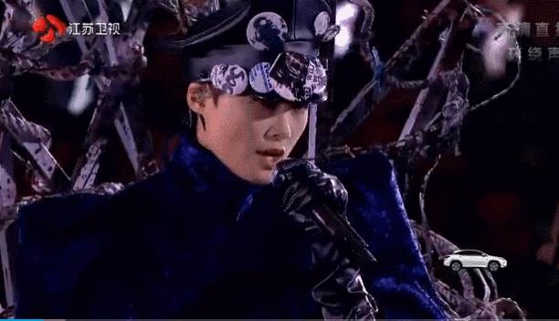 春晚的李谷一跨年的李宇春,李谷一李宇春串烧