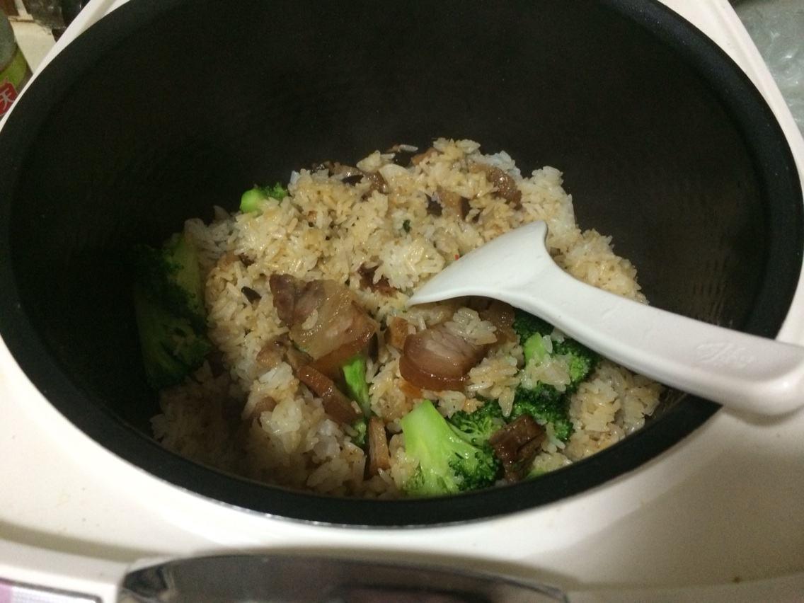 电压力锅和电饭煲哪个更实用一点,买锅买熟铁好还是买铁的好