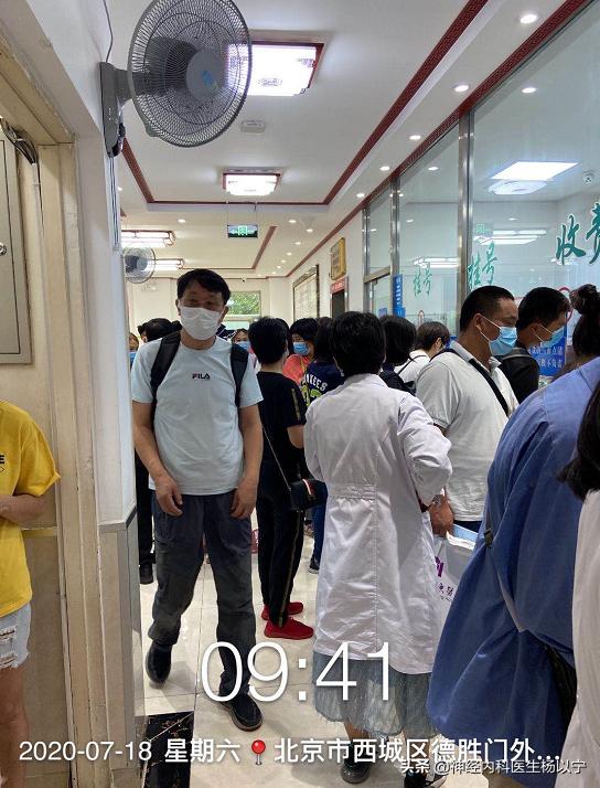 皱眉右脸没有皱纹是面瘫了吗,两侧嘴角下垂面瘫图