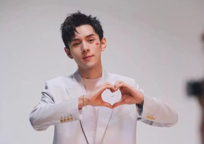 李佳琦带货的背后，是无数大学生贱卖自己的映射