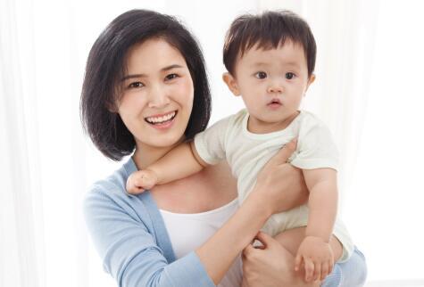 新生儿脸上长湿疹怎么处理,新生儿脸上有湿疹能打乙肝疫苗吗