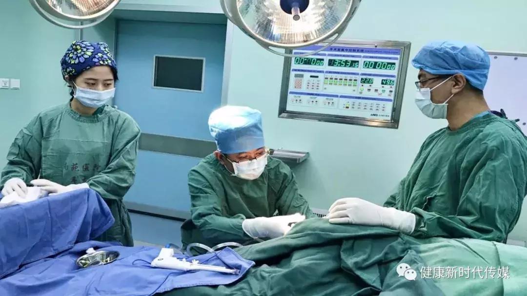 【医・人物】“锋行者”魏多刚执刀除疾挥毫抒怀