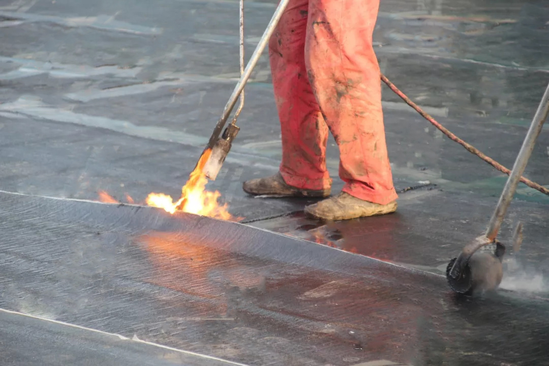 楼顶防水卷材需要拆掉吗,楼顶才做的sbs防水漏水怎么处理