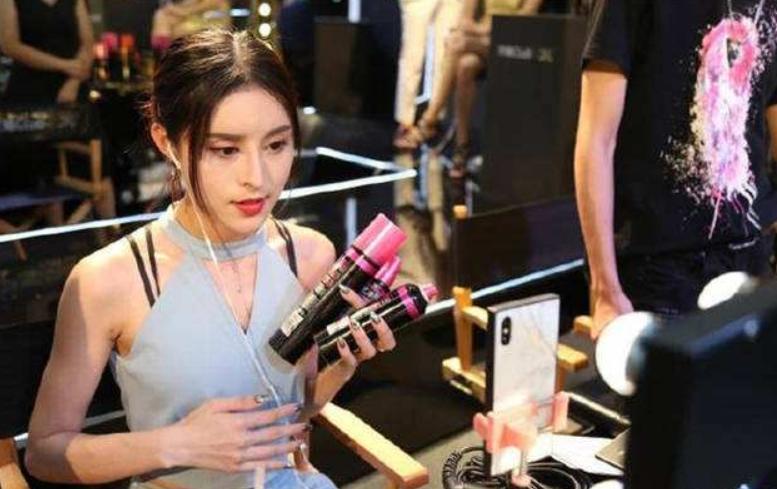 宝妈在家直播带货赚了200万,90后辣妈直播