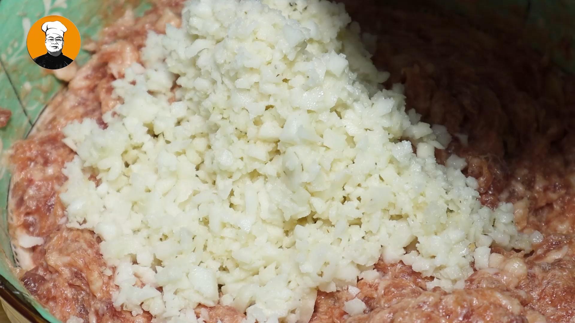 红烧狮子头的经典做法软烂入味,红烧狮子头详细教程