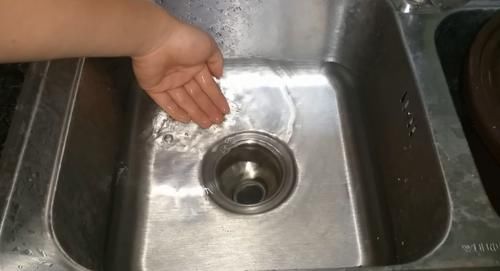 卫生间下水道堵了一个塑料瓶解决,下水道堵塞最快的疏通好帮手