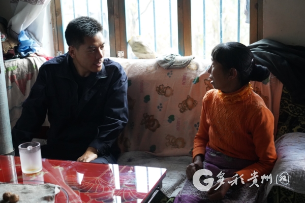 “高冷”缉毒硬汉化身群众的“亲民书记”