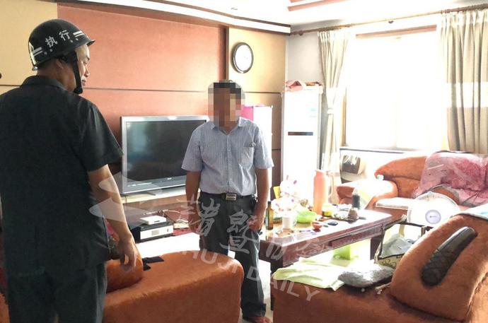 儿子自杀，留下近千万的债！诸暨法院强制腾房……