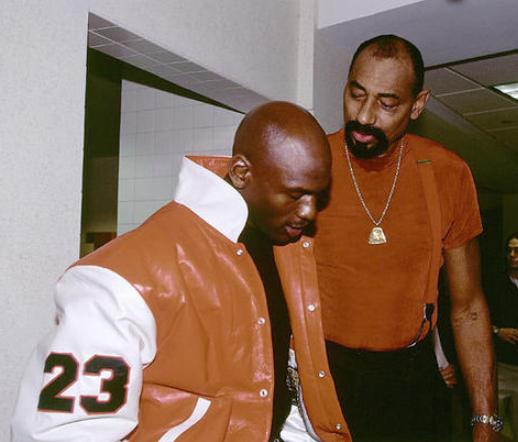 张伯伦为什么比拉塞尔厉害,为什么说张伯伦是篮球皇帝