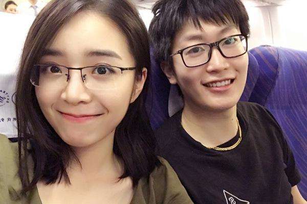 fpx众人送金贡礼物,管泽元余霜rngfpx