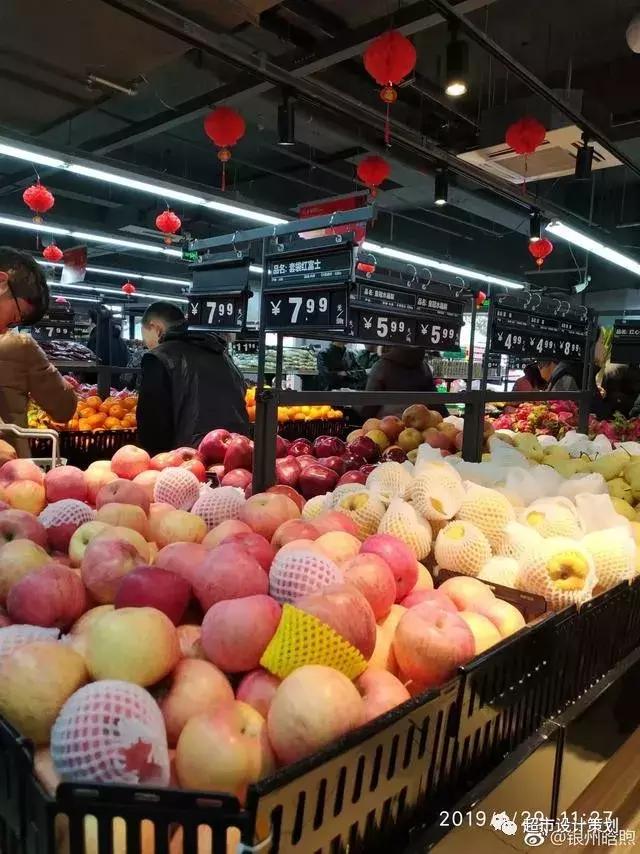 一组超市陈列图,超市肉品区陈列与摆放