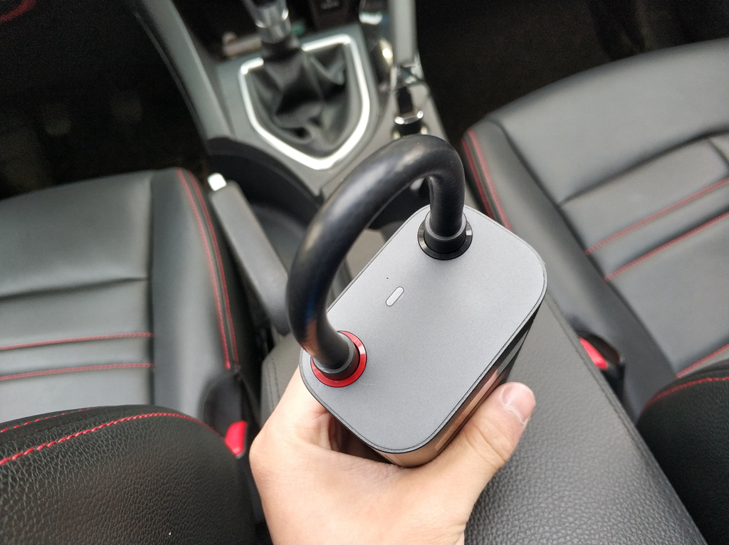 米家推出首款可以给汽车轮胎打气的设备，体积只有一个手机那么大