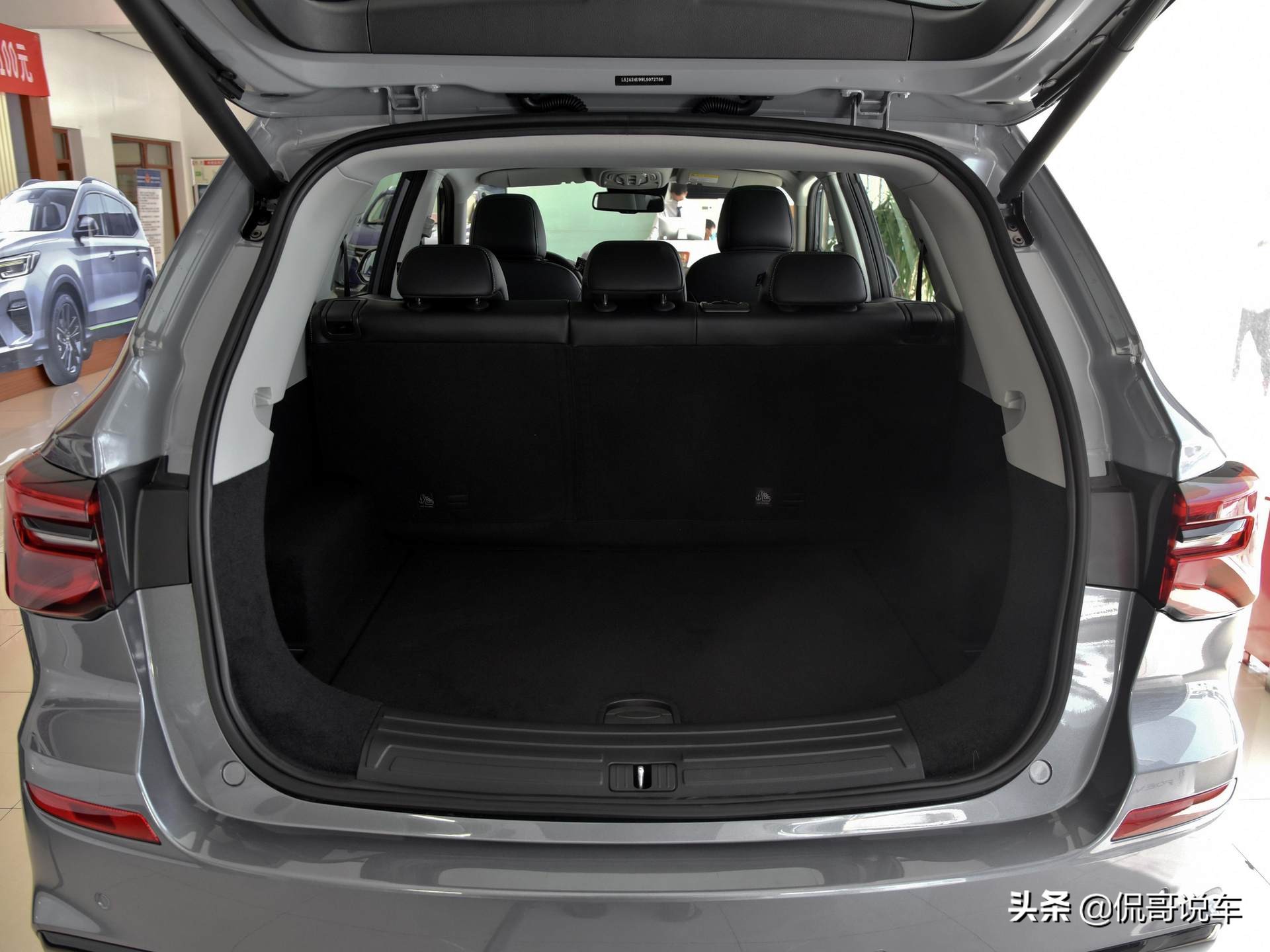 油耗6.8L,大屏配置多,大空间主流紧凑型SUV,带你看荣威RX5