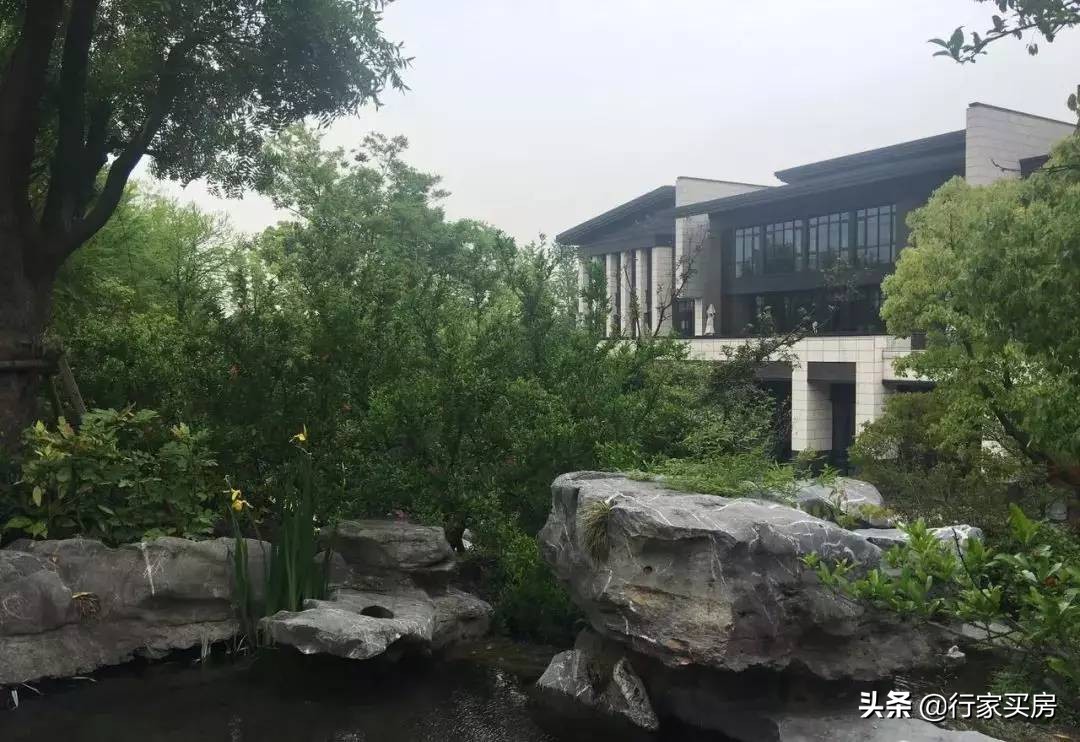 与别墅区为邻的洋房,与土豪别墅为邻