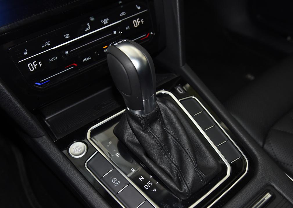 开完迈腾，再开凯美瑞，虽同为B级车，但驾驶感差异真大