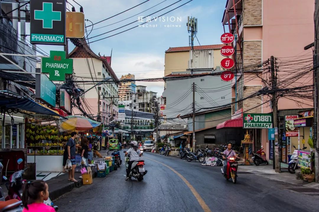 繁华熙攘，从海滩到山路的芭东（Patong）风情
