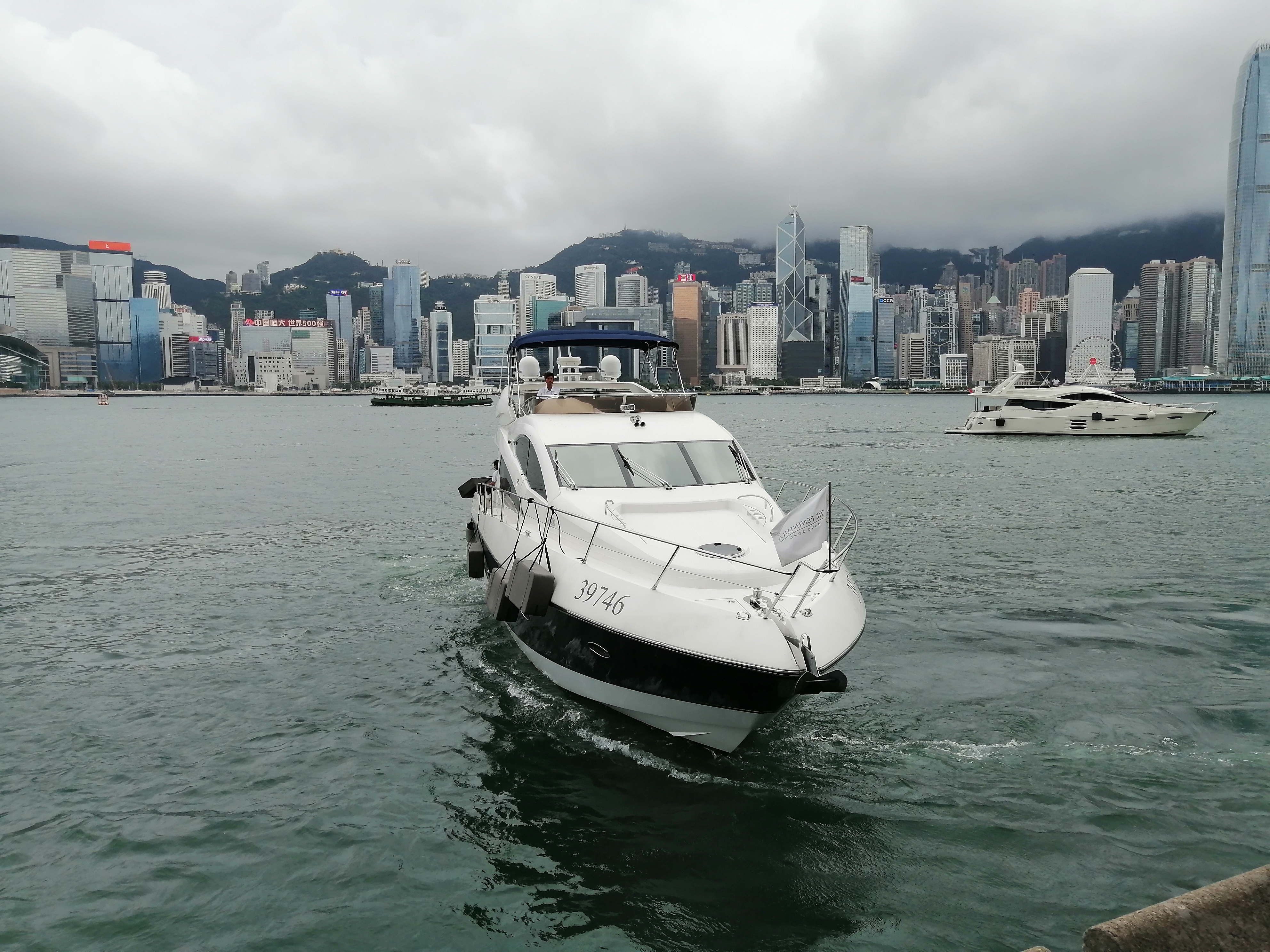 七月初香港游初印象-钓鱼的老人、性感的西方女游客、绘画的小孩