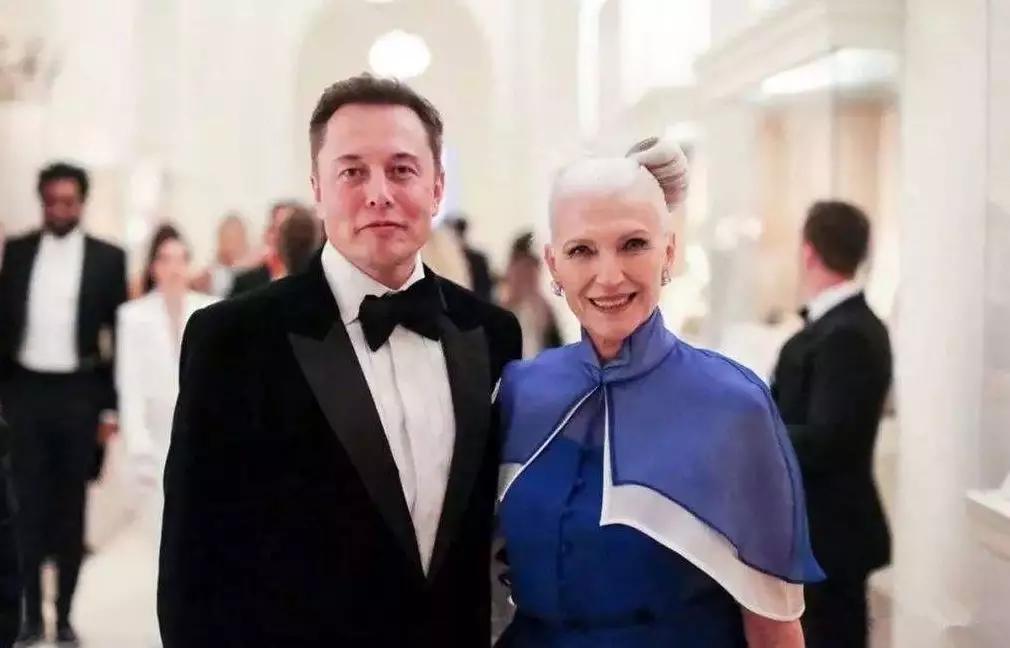 60岁拍裸照，惊艳T台，培养出身价200亿儿子：年龄从来不是问题