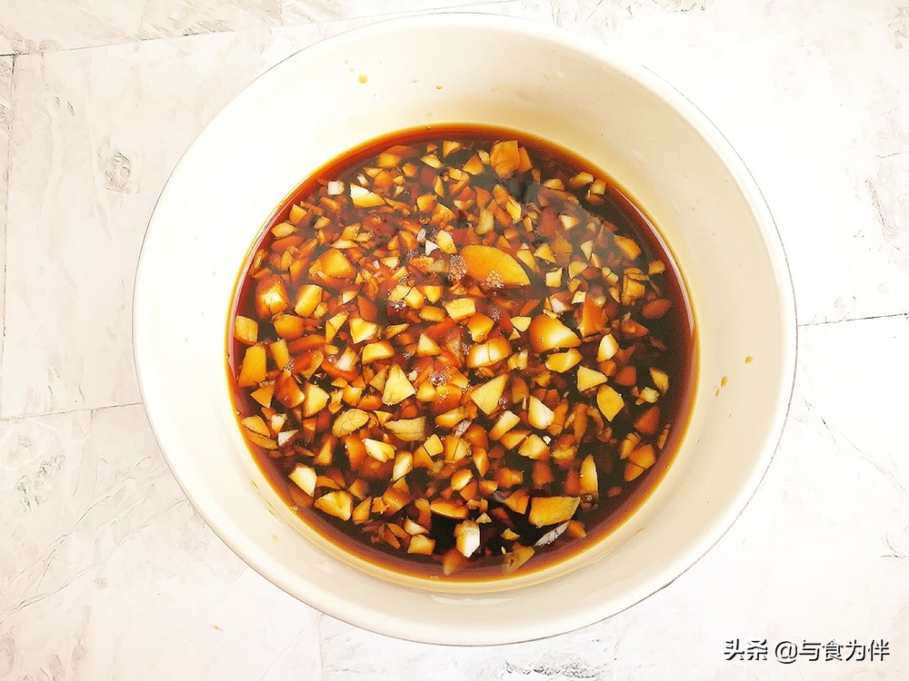 洋葱拌木耳洋葱泡水吗,洋葱拌木耳洋葱怎么做才不会辛辣